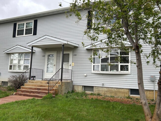 Building Photo - Updated Townhome is Great Location!