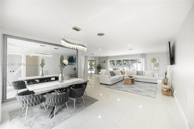 Photo - 2121 NE 62nd St