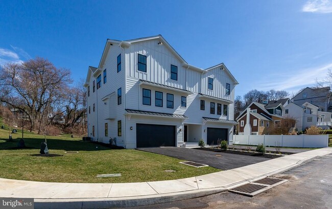 Photo - 981 Henry Ave