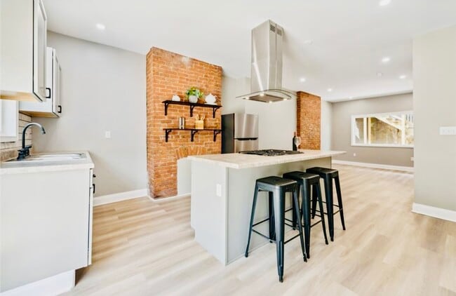 Photo - 3255 Josephine St