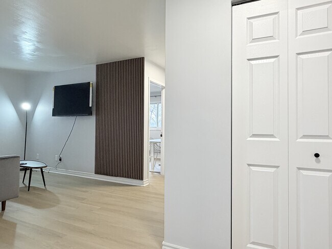 Photo - 1980 Wyandotte St W Unité 203