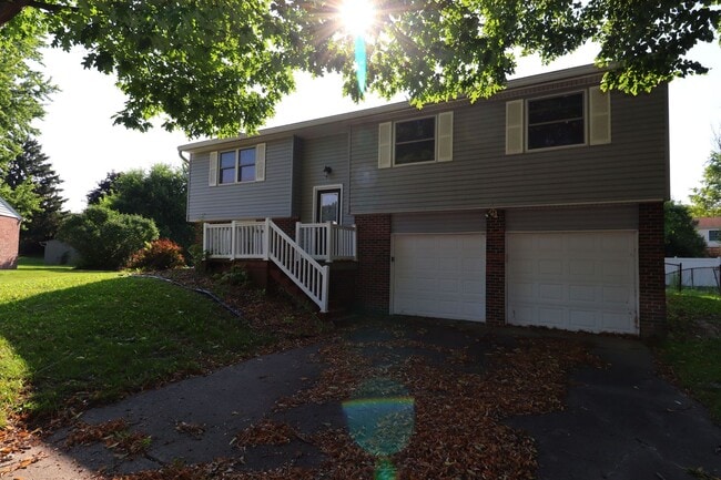 Building Photo - Walking Distance to Brownsburg High School! Rental
