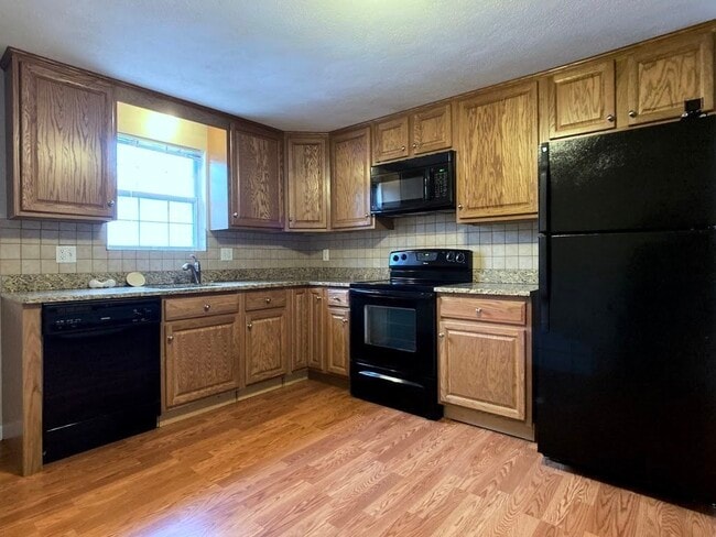 Building Photo - 25 Columbia Ave Unit 2nd floor