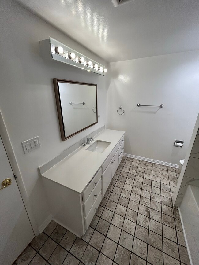 Baño - 289 S Barrington Ave Unidad 302