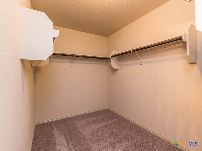 Building Photo - 224 Lake Gln