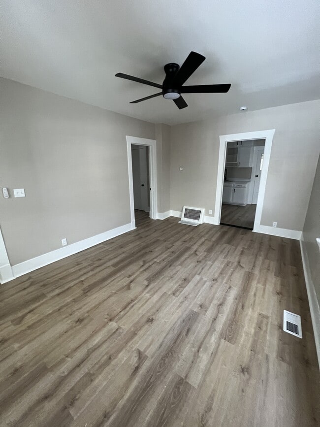 Photo - 724 Custer St