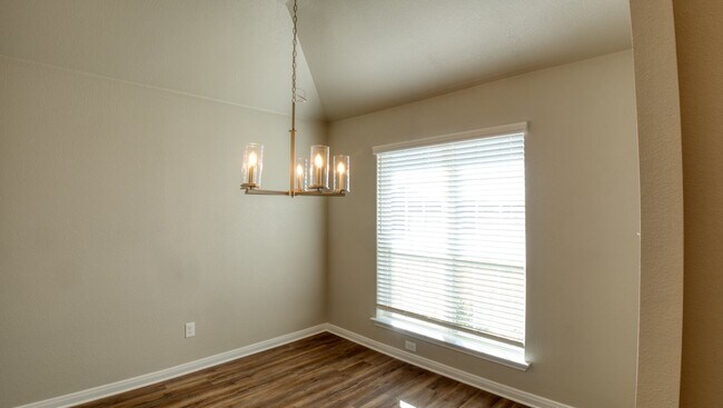 Photo - 610 Hollyhock Dr