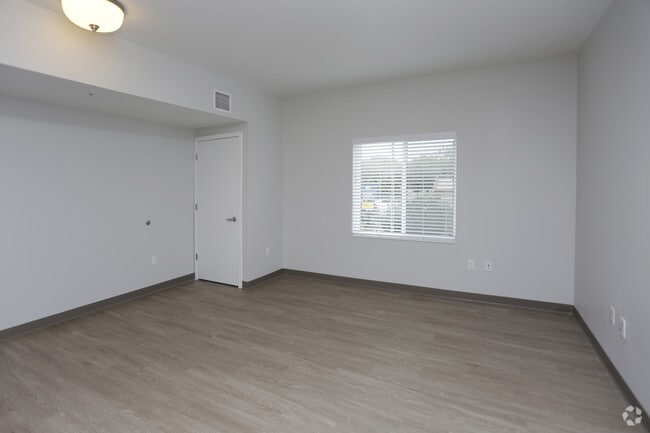 Studio, 1BA - 569 SF