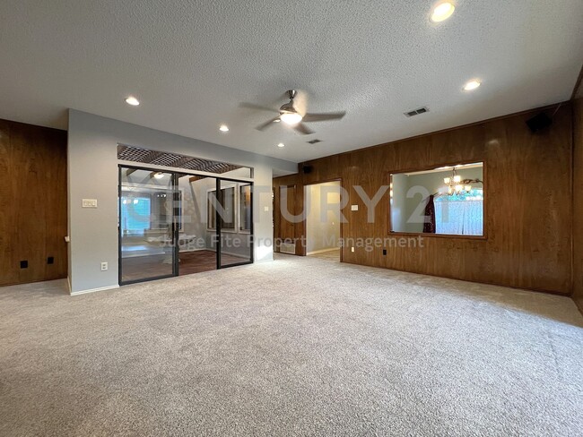 Photo - Spacious Single Story 3/2/2 Situated in Pr...
