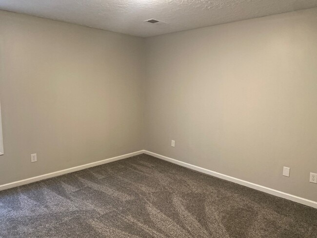 Photo - 68 Old Oak Cir