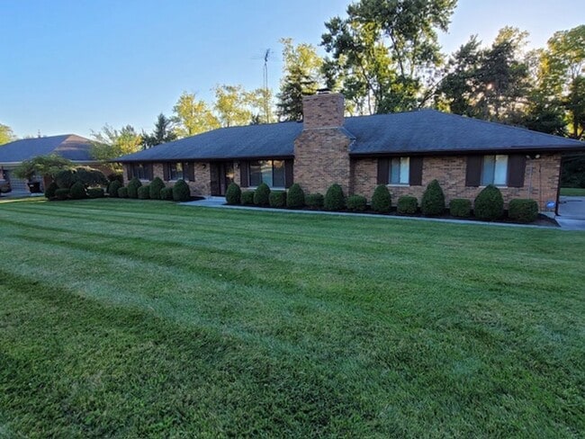 Building Photo - Sprawling Gorgeous Home