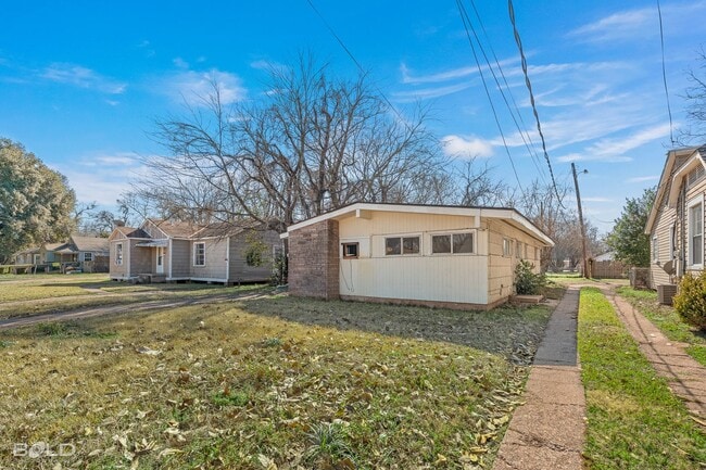 Photo - 2560 Lamar St