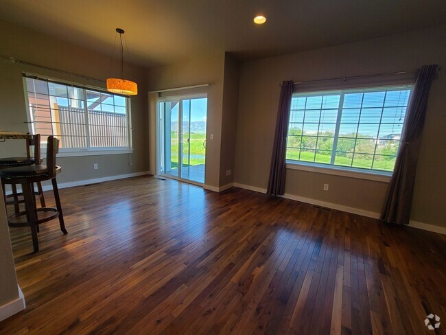 Building Photo - Beautiful 3 Bed 2.5 Bath Town house with A...