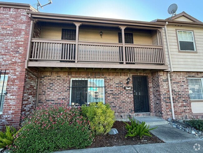 Building Photo - Nice 3 Bed, 1.5 Bath, Two Story Condo Over...