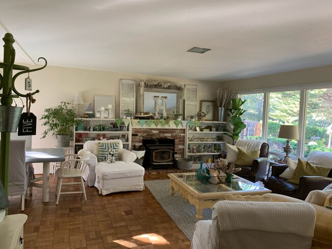 Building Photo - Wonderful 3 bedroom, 2 bathroom house in the Jacks Peak area