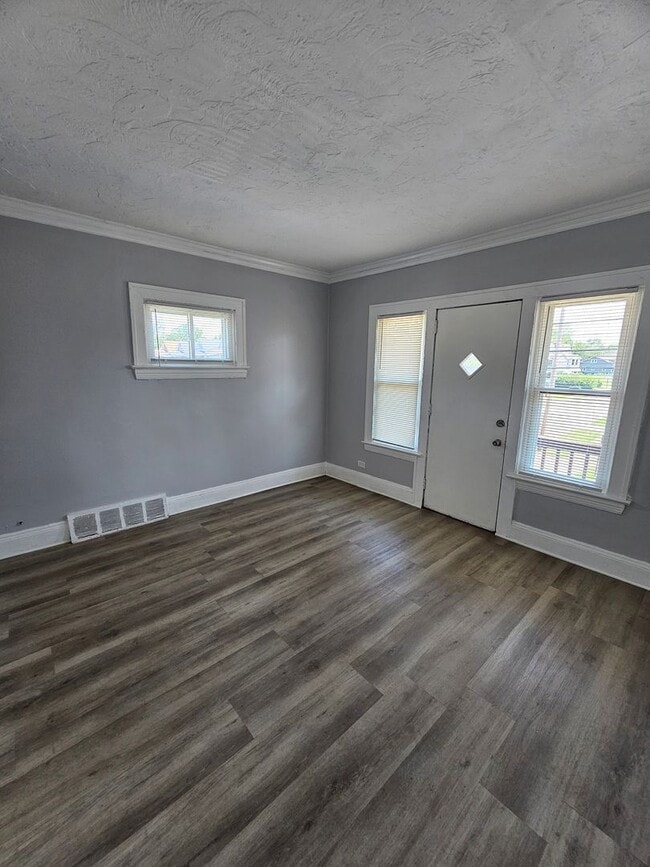Photo - Top Floor 1 Bedroom Apartment with Private Balcony! Unit 3