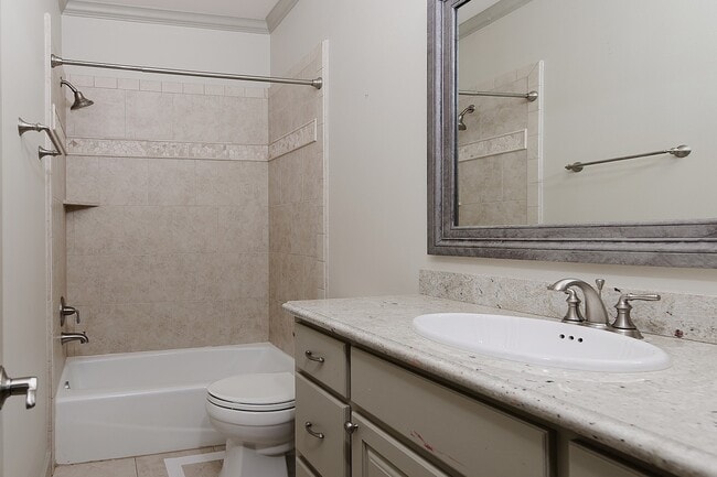 Building Photo - 514 Cortlandt St Unit B
