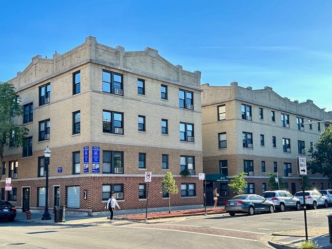 Building Photo - 712 W Brompton Ave