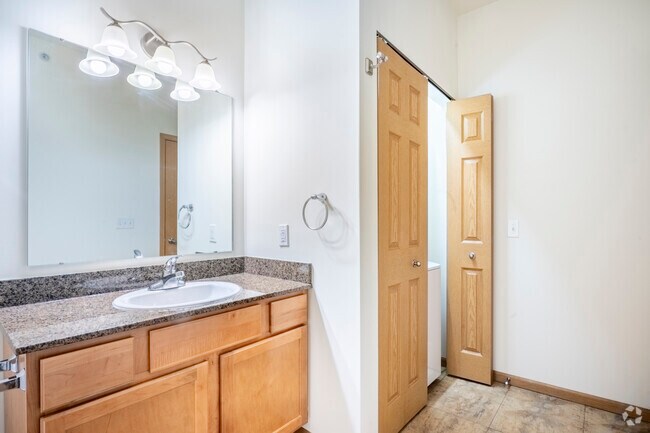 2BR, 2BA - 1226SF - Bathroom