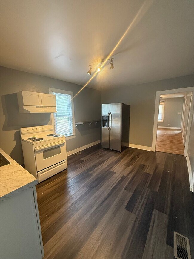 SUNSET PARK 3 Bedroom & 1 Bath near t... House House Rental in