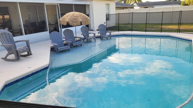 Photo - 365 NW Hibiscus St