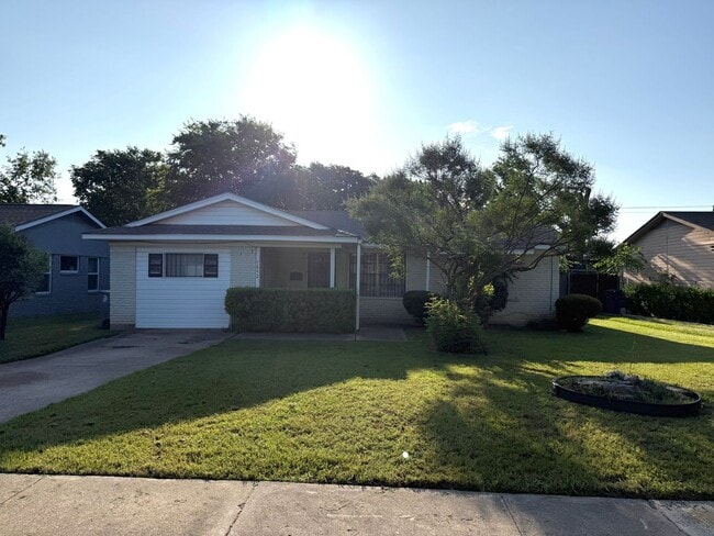 Building Photo - MOVE IN SPECIAL $500 OFF ON THE FIRST MONTH'S RENT! AVAILABLE NOW!!! Charming 4 bedroom 2 bath ho...