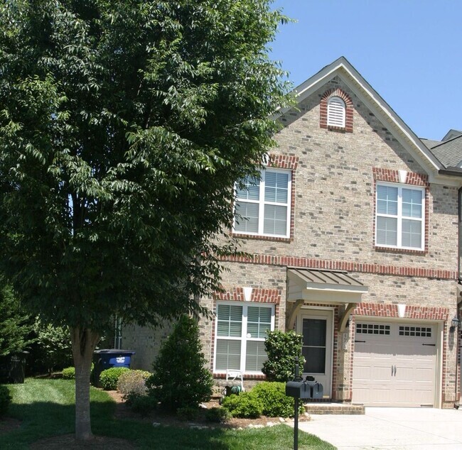 Building Photo - Renovated Townhouse In Winston-Salem