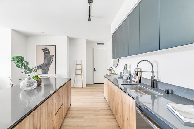 Burbank Blvd Residences