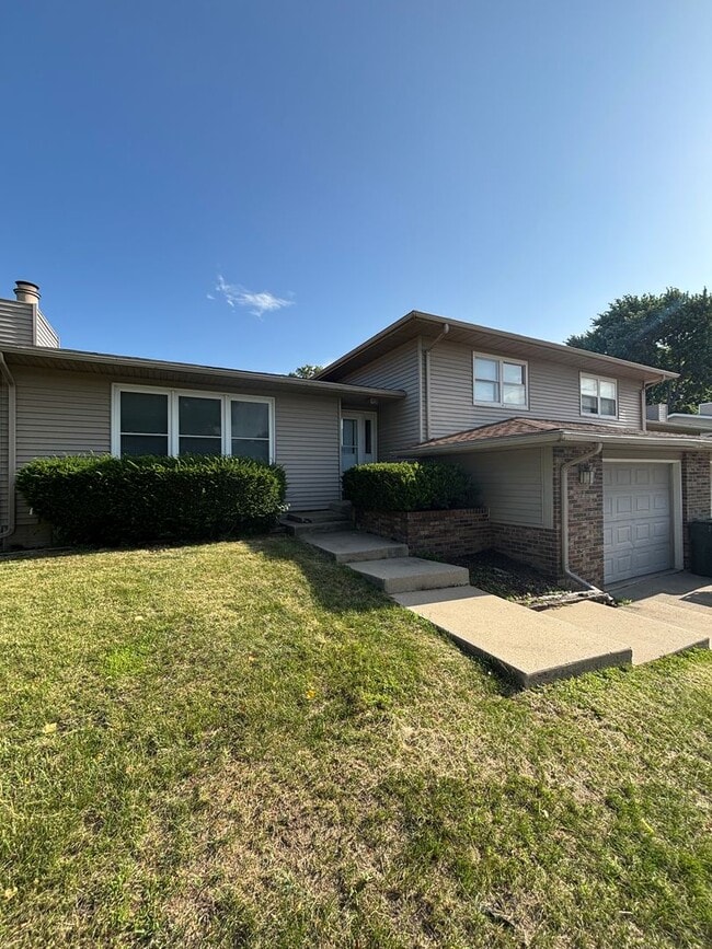 Photo - 3 Bed/ 1.5 bath Duplex for rent in desirable Waterloo location!