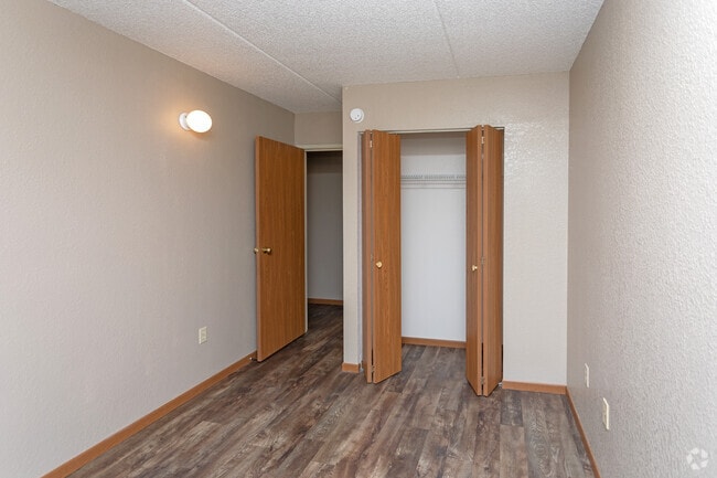 2BR, 1BA - 900SF