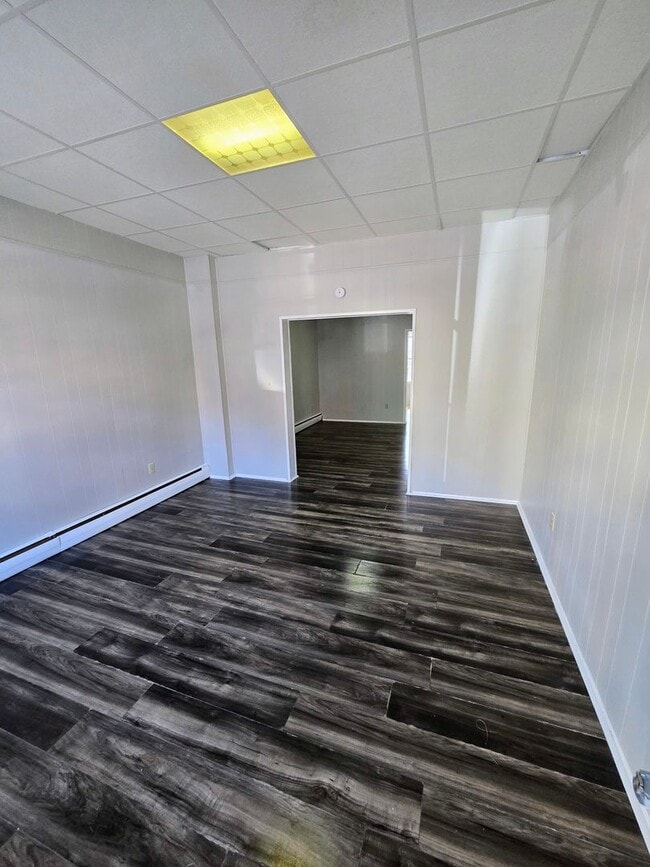 Building Photo - 744 E 5th St Rental