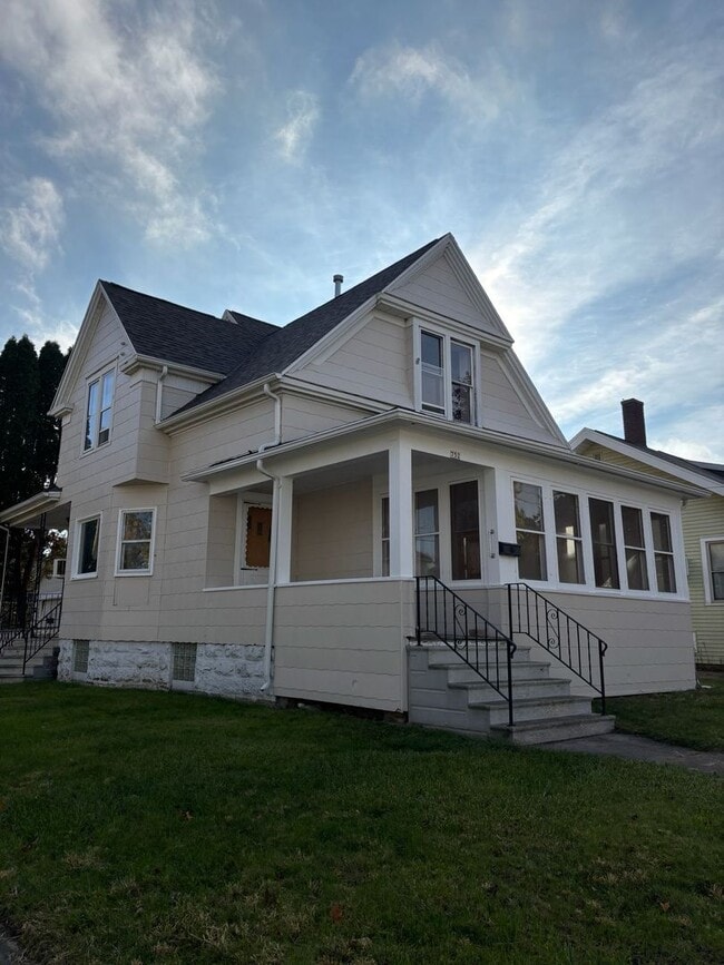 Building Photo - Large 5 bedroom / 2 bath home in central O...