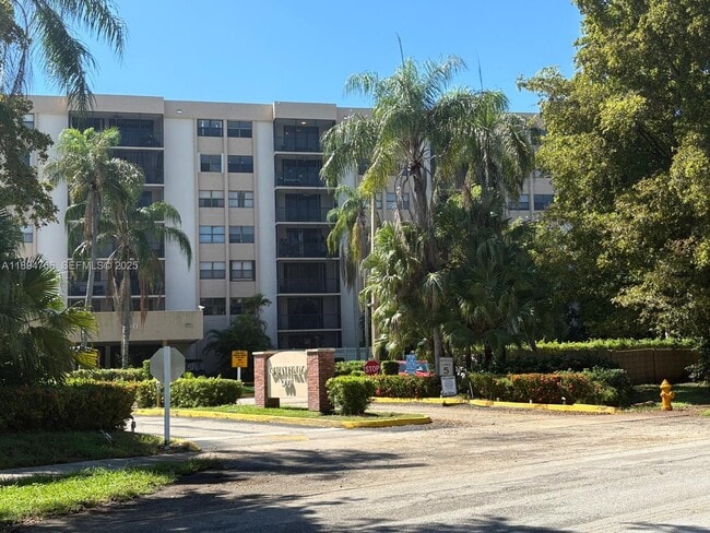 Building Photo - 900 NE 195th St Unit 702