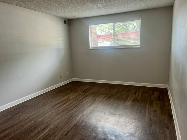 Photo - Spacious 2 Bed 1.5 Bath Condo in Hamden South Unidad D4-105
