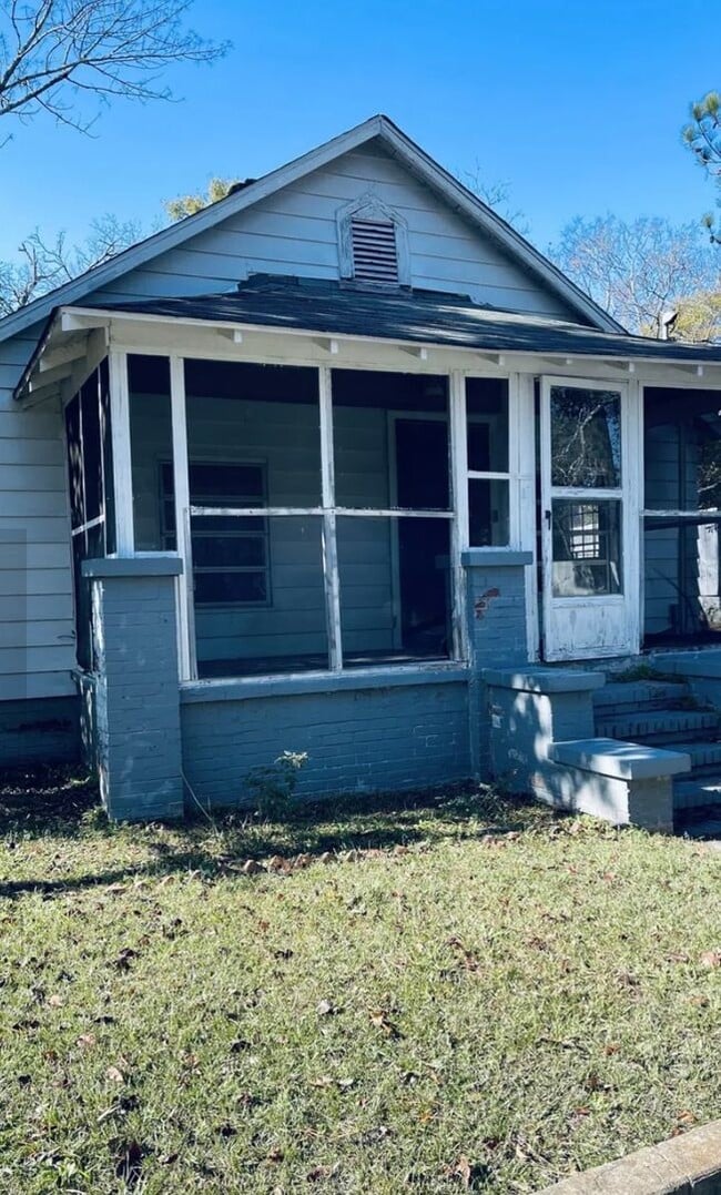 Building Photo - Charming 3 bedroom 1 bath with a huge workshop!