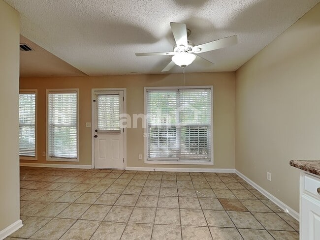 Photo - 5950 April Dr NE