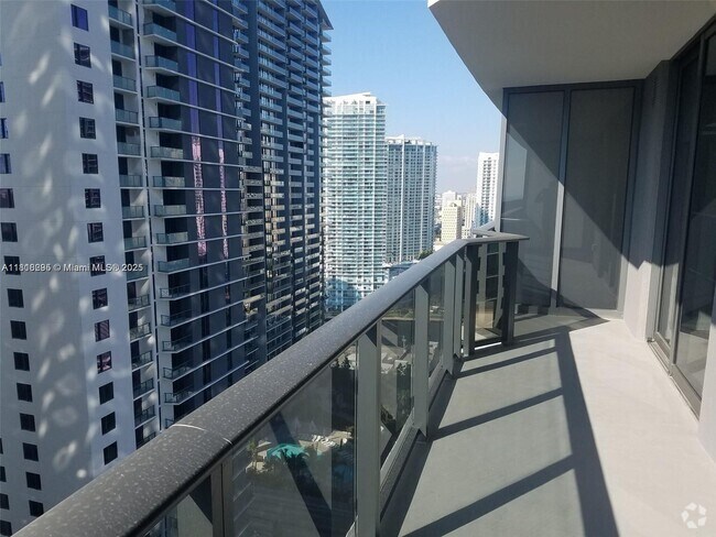 Building Photo - 45 SW 9th St Unit 2907 Rental