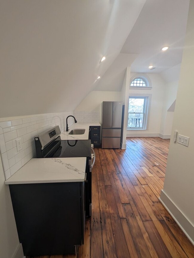 Photo - Beautifully Renovated 1 Bed, 1 Bath With In-Unit Washer/Dryer and New Appliances Unidad Apartment 5
