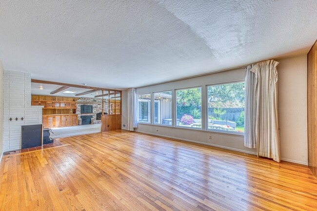 Photo - 1095 Laurel Ln