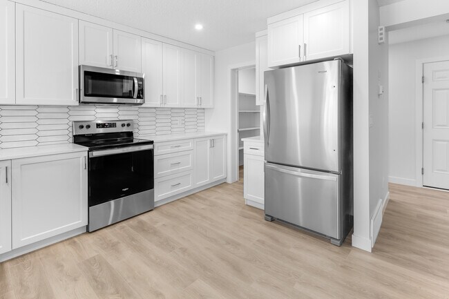 Photo - 1449 Cherniak Way SW