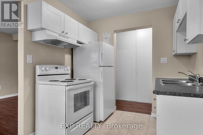 Photo - 4663 Huron St