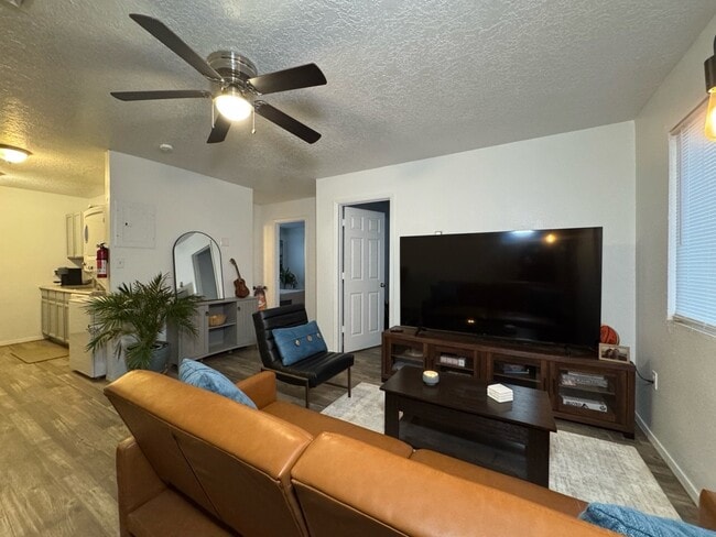 Building Photo - 652 Vancouver Rd SE