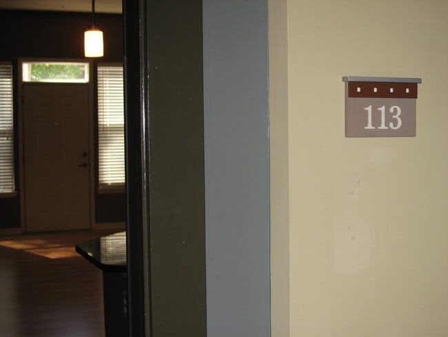 Building Photo - 3000 Vanderbilt Pl Unit 113