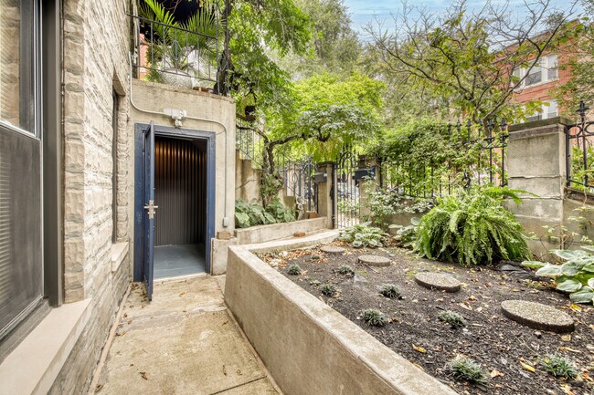 Photo - 1620 N Claremont Ave Unit G