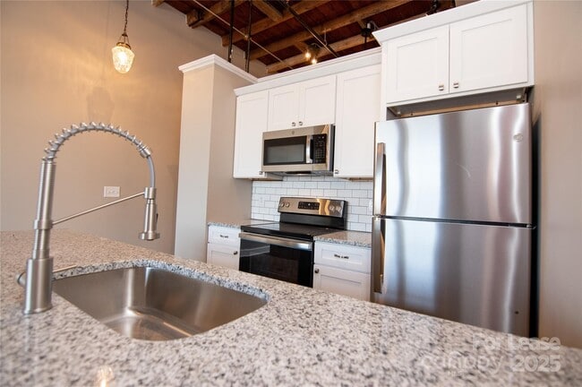 Photo - 140 W Mountain St Unidad 200