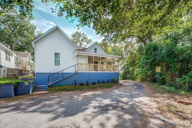 Building Photo - Spacious 3 Bedroom Home located in Histori...