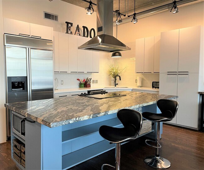 Updated kitchen with plenty of prep space - 505 Bastrop St Unidad 306