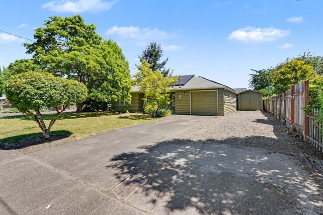Photo - 2 bed, 1 bath ( with bonus room!) single level home near fairgrounds