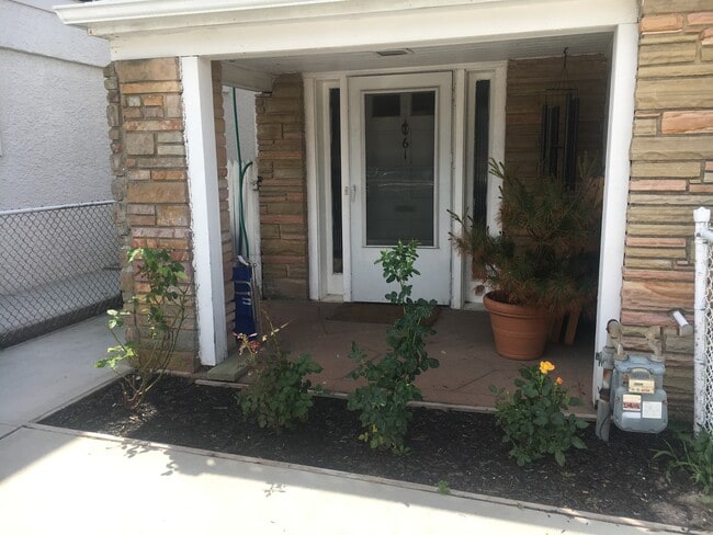 Photo - 61 Indiana Ave Unidad upper