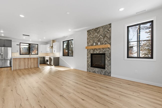 Photo - 806 W Alderson St